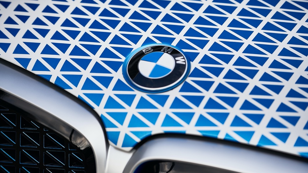 i Hydrogen NEXT看起來就像是X5,但在車上可以見到許多專屬塗裝。