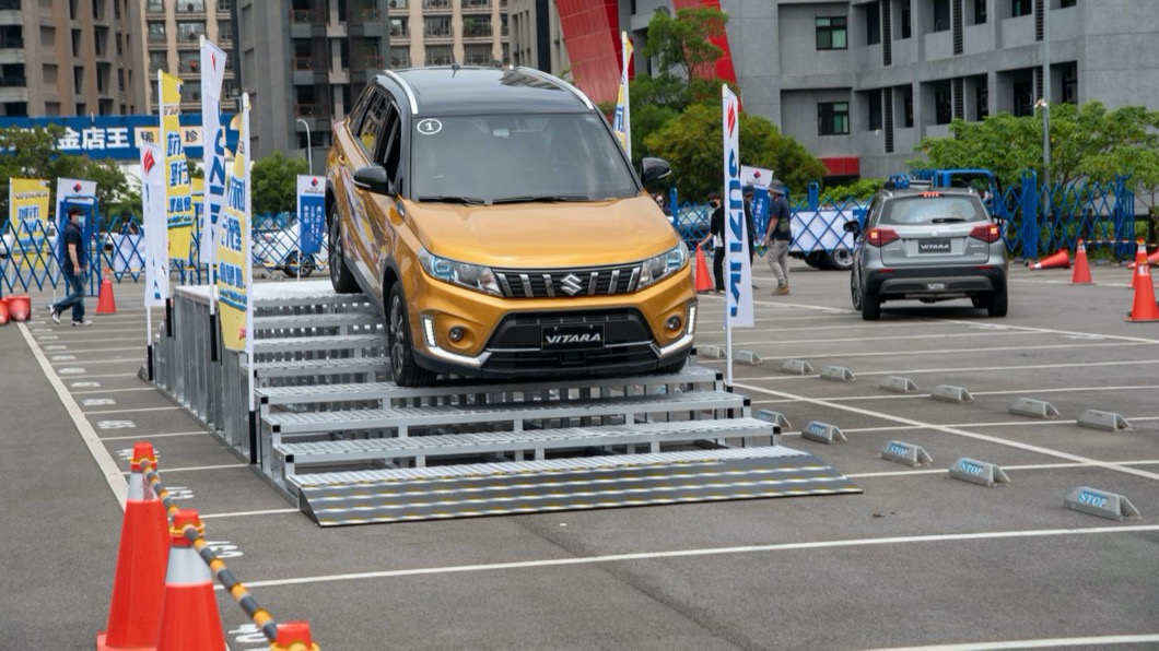 階梯落差體驗則是直接將Vitara開上樓梯,藉此考驗車身鋼性以及避震器的反應。(圖片來源/ Suzuki)
