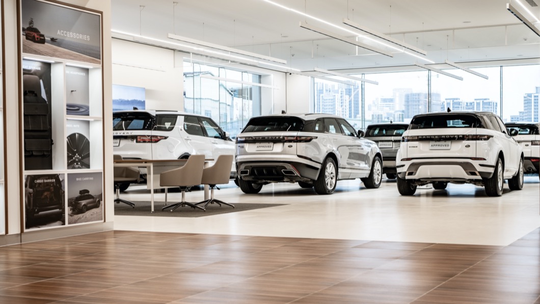 一樓為新車展示區,寬廣的空間可以一次展示16台新車。(圖片來源/ Jaguar)