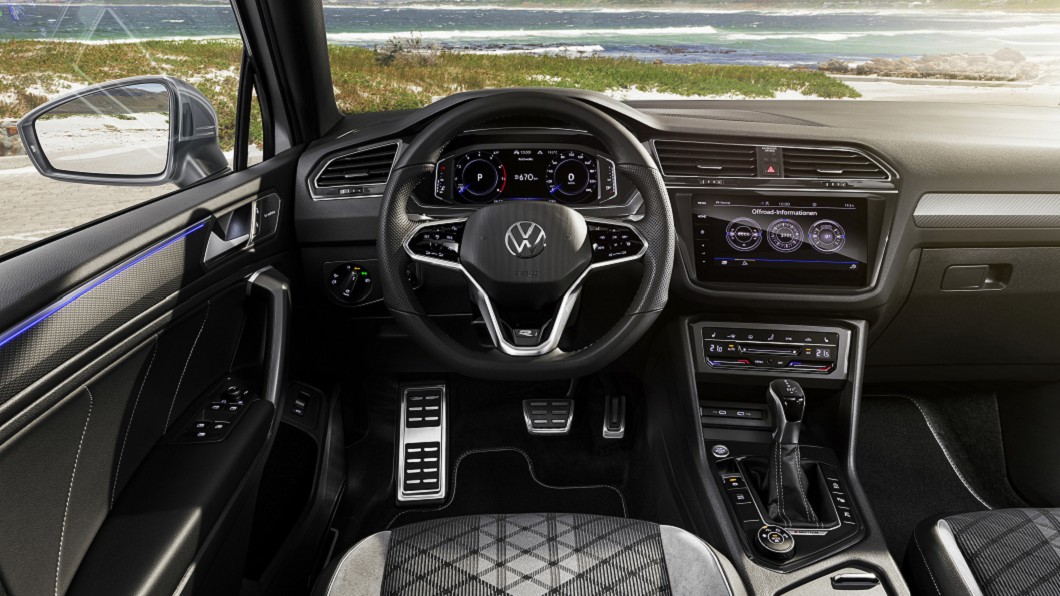 座艙導入新款方向盤設計,並將空調控制面板觸控化。(圖片來源/ Volkswagen)