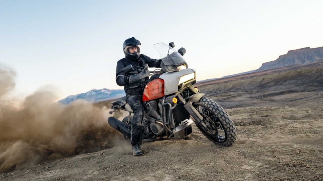 Pan America 1250 Spcial車系也搭載首創的主動式車高調整系統(ARH),當車輛在靜止時可以自動降低車高,讓騎士更安全上下車。(圖片來源/ Harley-Davidson)