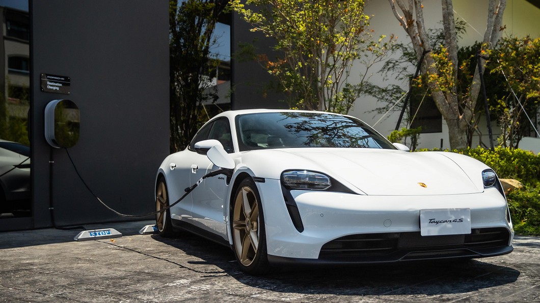台南首座Porsche Destination Charging目的地充電站,即設置在Porsche NOW Tainan,提供兩組充電系統予Taycan車主使用。(圖片來源/ 尚騰汽車)