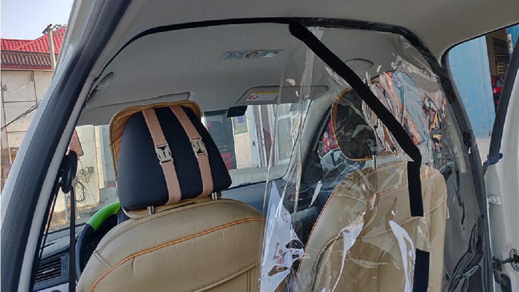 司機可以選購這種汽車防疫前後隔離膜,來降低飛沫傳染。(圖片來源/ ebay)