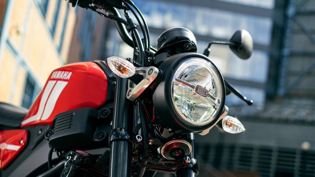 頭燈組雖然是復古圓形設定,但內部採用LED燈組。(圖片來源/ Yamaha)