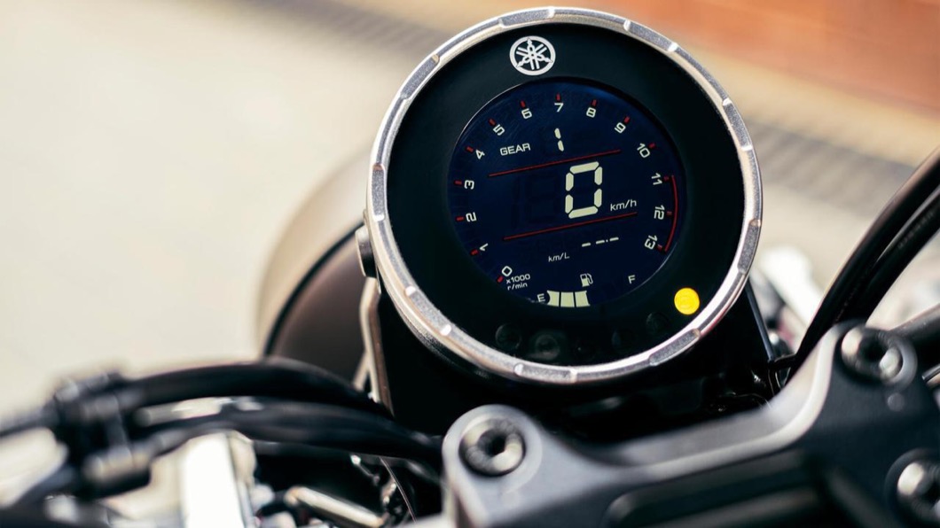 儀表板也採用圓形LCD螢幕,內部可以顯示多方行車資訊。(圖片來源/ Yamaha)