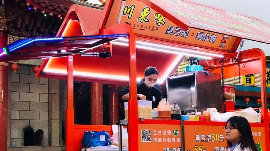 除了搶眼的空力套件之外,整台車最特殊的莫過於鷗翼式車門設計。(圖片來源/ 網友楊先生)