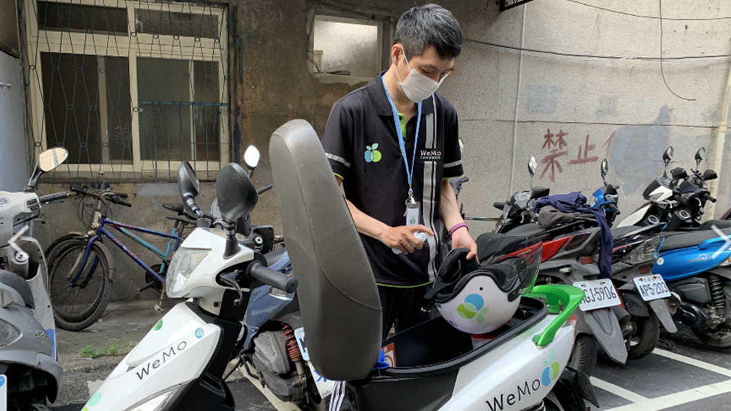 WeMo營運團隊每日換電維運及巡檢時,加強車輛清潔消毒的次數。(圖片來源/ WeMo)