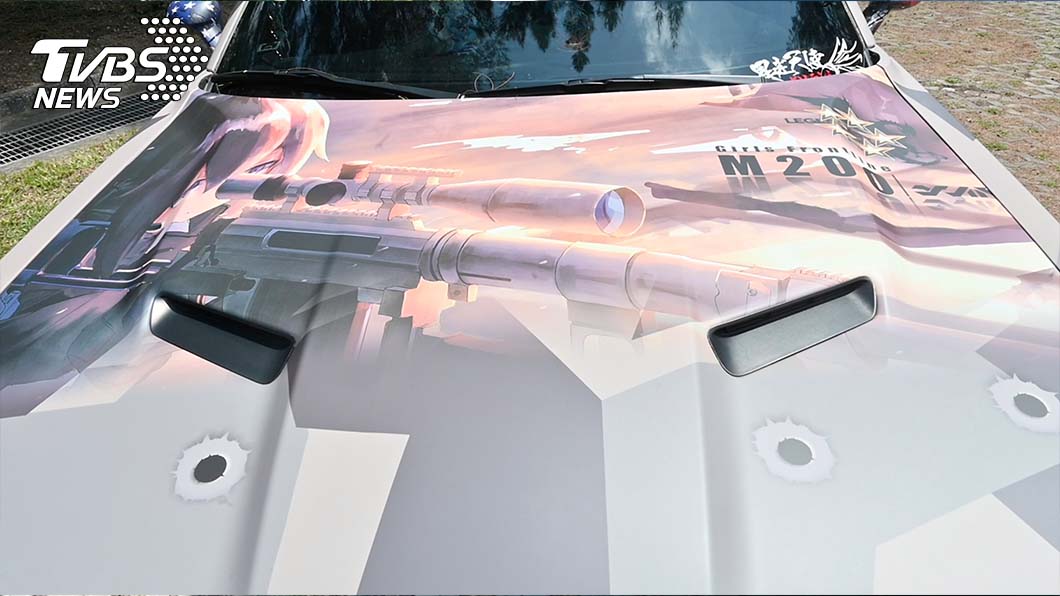 車頭有拿著狙擊槍瞄準的樣式，就像瞄準前車一般。