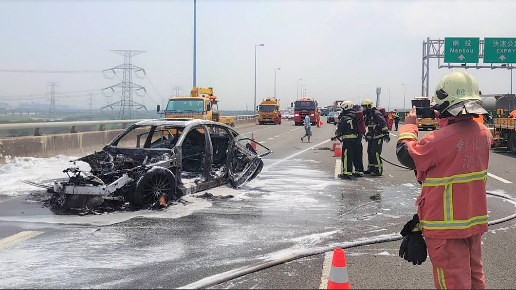 根據高公局統計顯示，工程車遭撞事故中肇事車輛有超過半數為車齡約2年且配有駕駛輔助系統新車。(圖片來源/ 高公局)