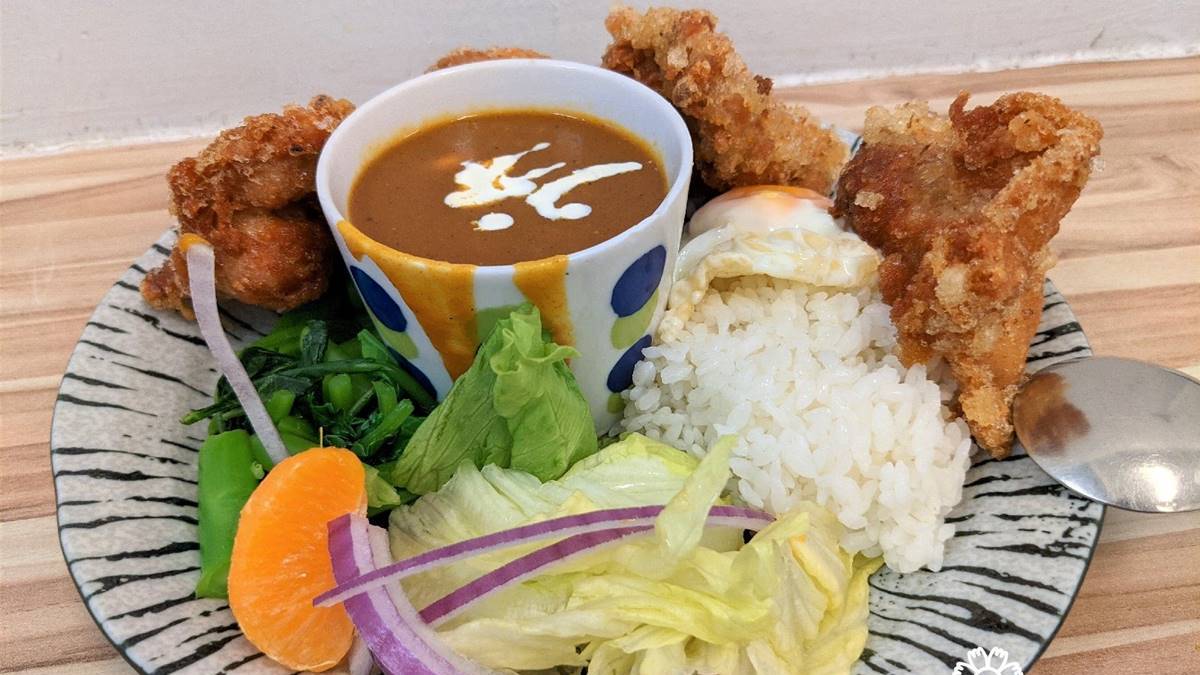 評價4.4星咖哩飯大分量超飽足，現煎半熟蛋配飯更過癮。（圖／花洛米一起去玩耍提供）
