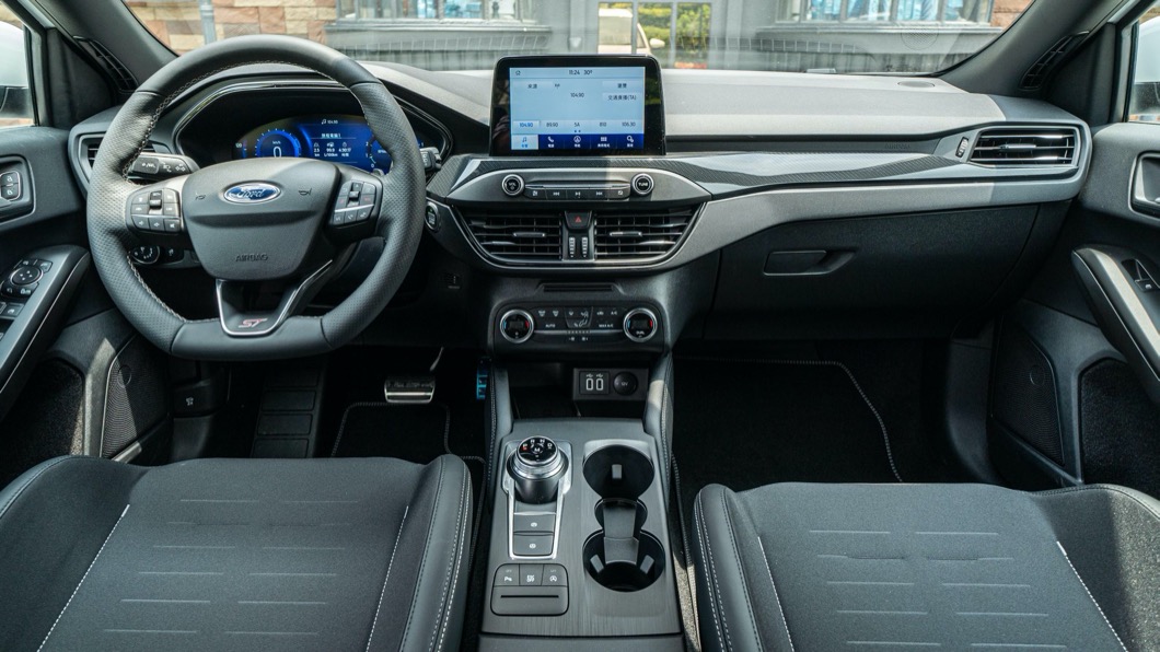 車上也配備有8吋懸浮式全彩LCD觸控螢幕、Qi無線充電座以及SYNC 3系統,帶來具有科技感的使用體驗。(圖片來源/ Ford)