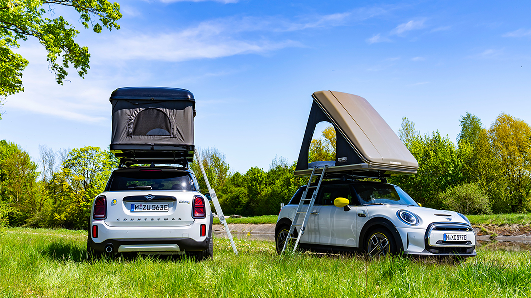 裝上MINI車頂帳後,可以開到哪睡到哪。(圖片來源/ MINI)