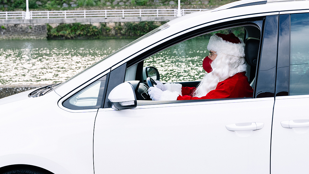 聖誕老人開車都戴好口罩了,我們還有理由拿下來嗎?(圖片來源/ Shutterstock)