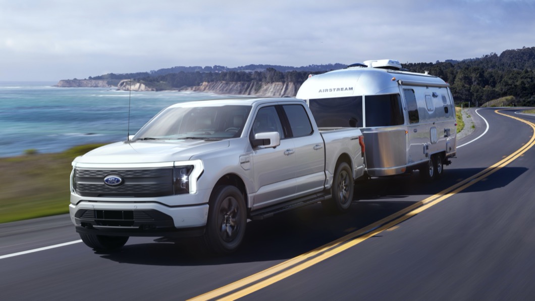 F-150 Lightning車架強度也經過特別強化,能夠提供超過900公斤的載重量,以及超過4,500公斤的牽引能力。(圖片來源/ Ford)