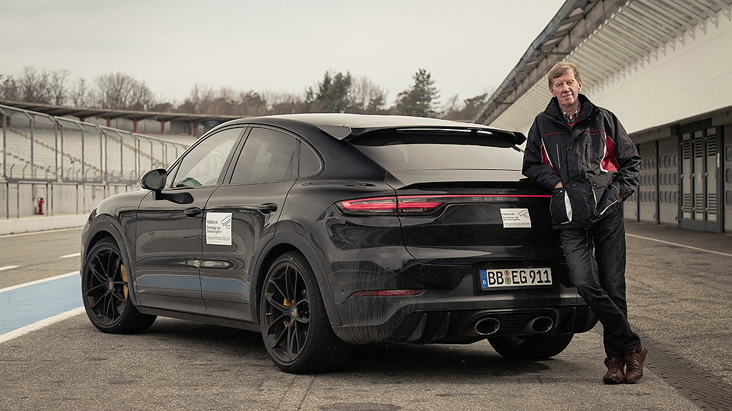Porsche找來知名拉利車手Walter Röhrl於德國Hockenheimring賽道進行Cayenne Coupé高性能版本原型車試駕。(圖片來源/ Porsche)