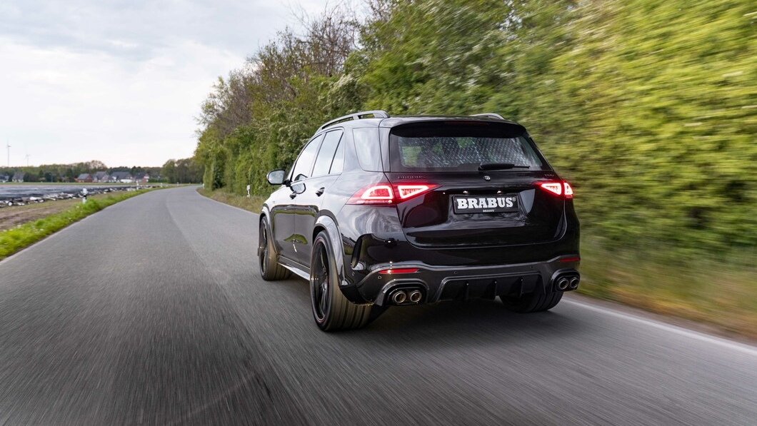 Brabus也準備了專屬不鏽鋼排氣系統,並且配合閥門裝置,既能夠提供狂野排氣聲浪。(圖片來源/ Brabus)
