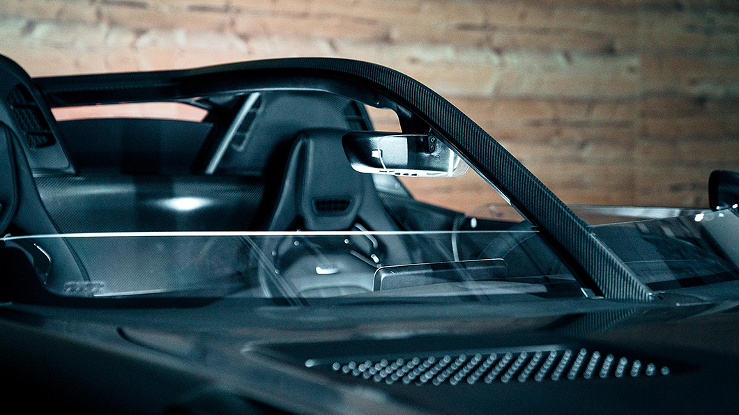 名為Speedbow的結構採用碳纖維材質打造而成,設計概念類似F1賽車的Halo座艙保護裝置。(圖片來源/ Bussink IG)