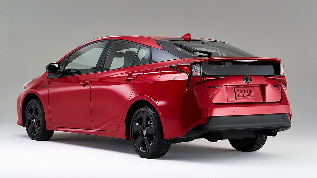 當時的Prius特別版車型車尾標示就全數改用黑色處理。(圖片來源/ Toyota)