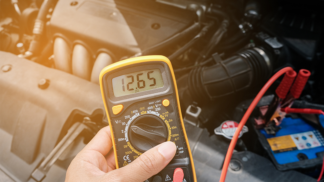 普通車用電瓶正常電壓應該在12.2~12.8之間。(圖片來源/ Shutterstock)