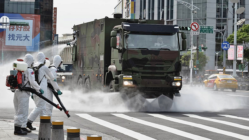 國軍化學兵部隊目前正挺進疫情熱區協助消毒抗疫。(圖片來源/ 國防部)