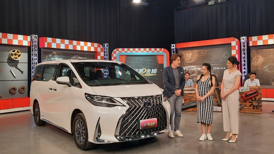 王思佳覺得LM後座舒服到可以坐著環島。（圖片來源/ TVBS）