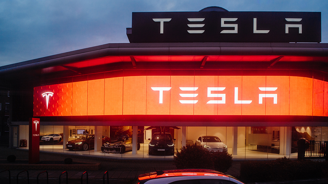 Tesla在中國市場面臨危機,路透社認為將讓出中國電動車龍頭寶座。(圖片來源/ shutterstock)