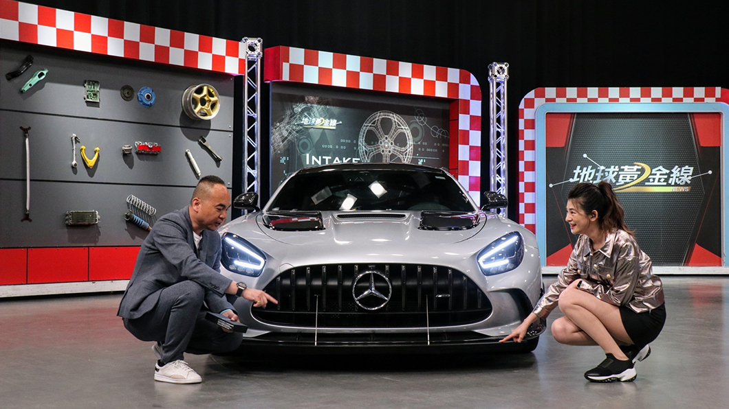 AMG GT Black Series前方的碳纖維下擾流板可以透過手動調整。(圖片來源/ TVBS)