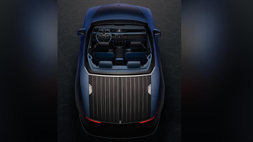 後車廂上方用金屬髮絲紋營造出遊艇甲板的氛圍。(圖片來源/ Rolls-Royce)