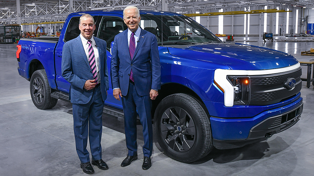 拜登日前訪問Ford廠區,並且試駕F-150 Lighting電動皮卡。(圖片來源/ Ford)