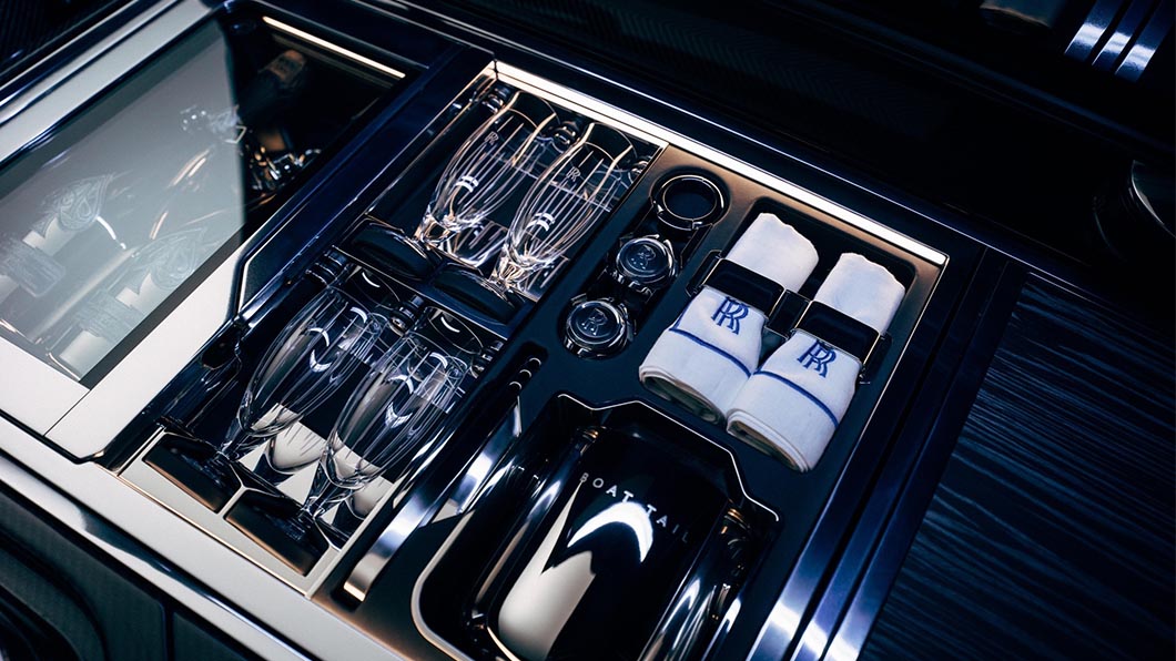 後廂內設有香檳、高級餐具、椅子等配備。(圖片來源/ Rolls-Royce)