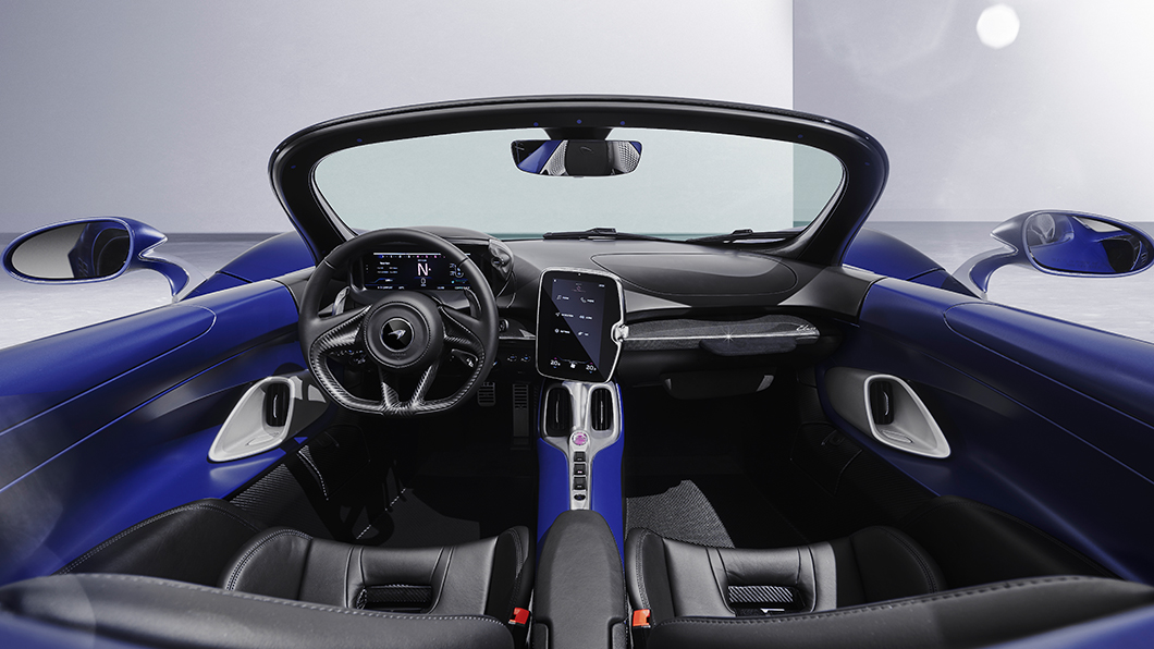 有擋風玻璃的Elva內裝與一般版大同小異。(圖片來源/ McLaren)