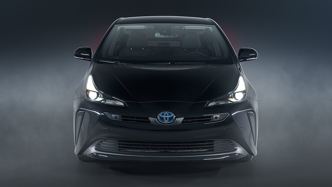 車頭廠徽還是保留Toyota油電家族慣用的藍色光暈版本。(圖片來源/ Toyota)