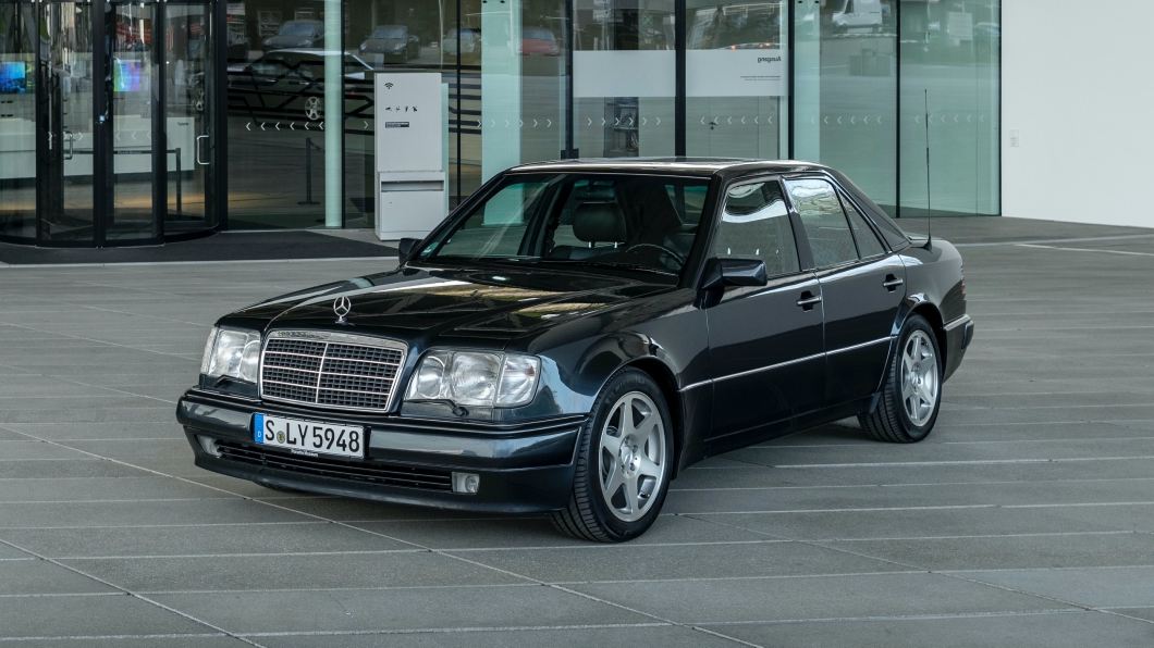 史上唯一!有保時捷血統的賓士 M-Benz 500E已經30歲了