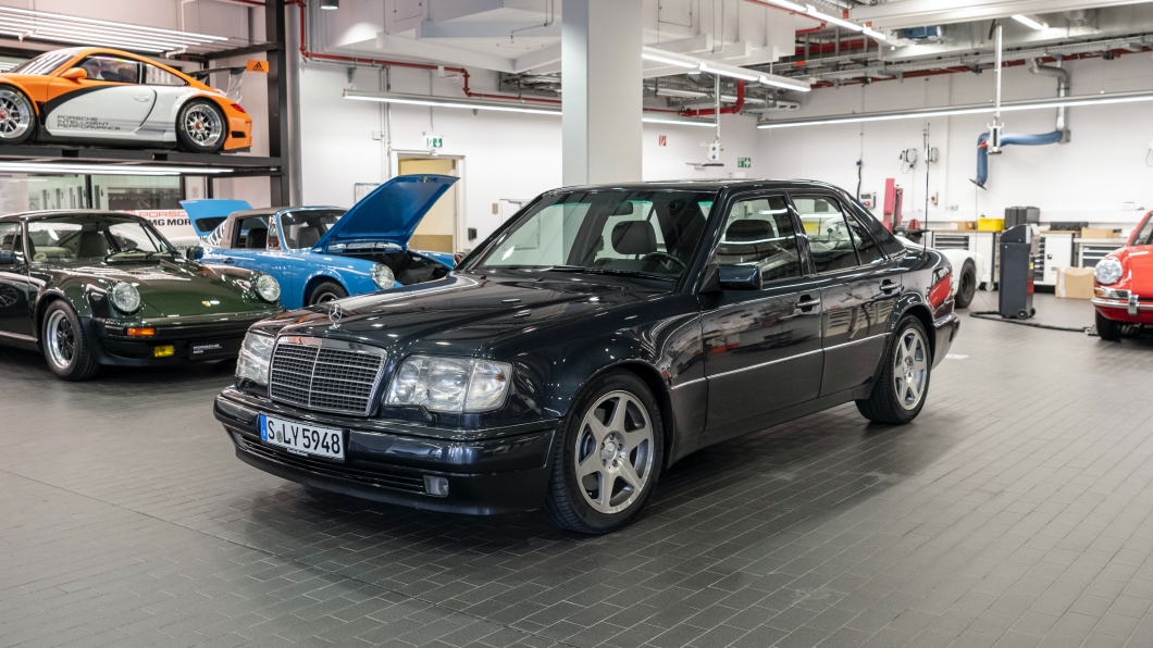 當年Daimler-Benz AG委託Porsche生產這台車,將5.0升V8引擎放入W124車型。(圖片來源/ Porsche)