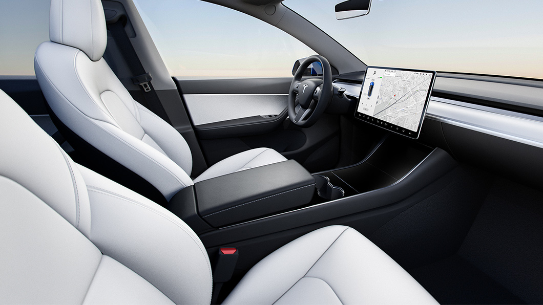美國當地最新交車的Model 3、 Model Y已經取消副駕腰靠調整功能。(圖片來源/ Tesla)