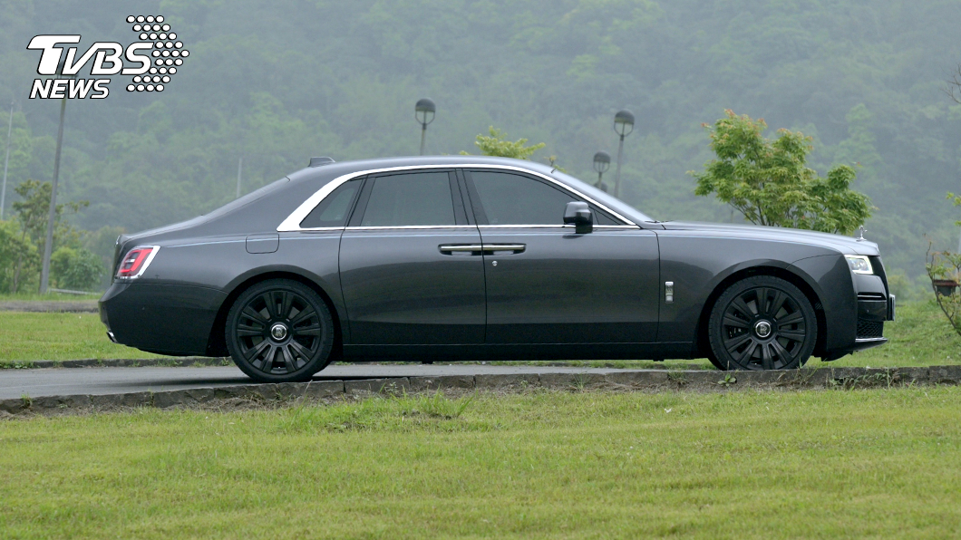第二代Ghost標軸車型軸距維持在3,295mm,但車長增長至5,546mm、車寬則拓展到1,978mm,還是隻龐然大物。