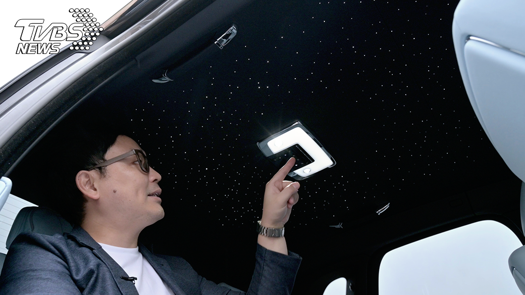 雖無天窗,但車內配備了由工匠手工打造的光纖「星光頂篷」,頂篷不定時還會有流星劃過!