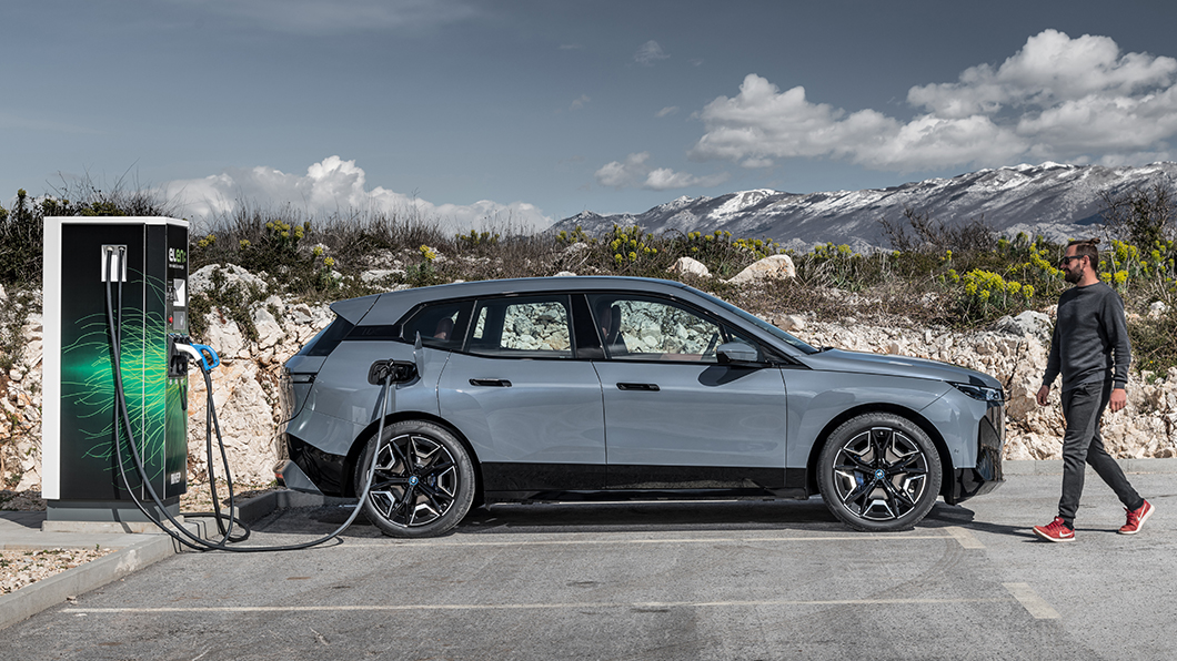 iX xDrive50最大續航里程630公里,並且支援200kW超充,最快10分鐘可獲續航里程120公里。(圖片來源/ BMW)