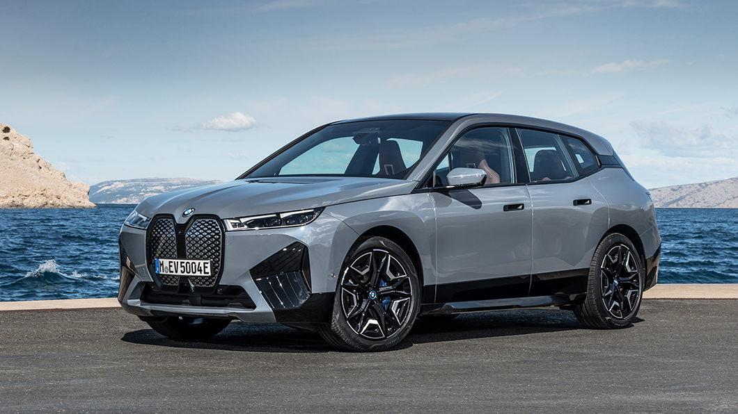 iX車身尺碼為 4,953x1,967x1,695mm與同家族的X5尺寸相近。(圖片來源/ BMW)
