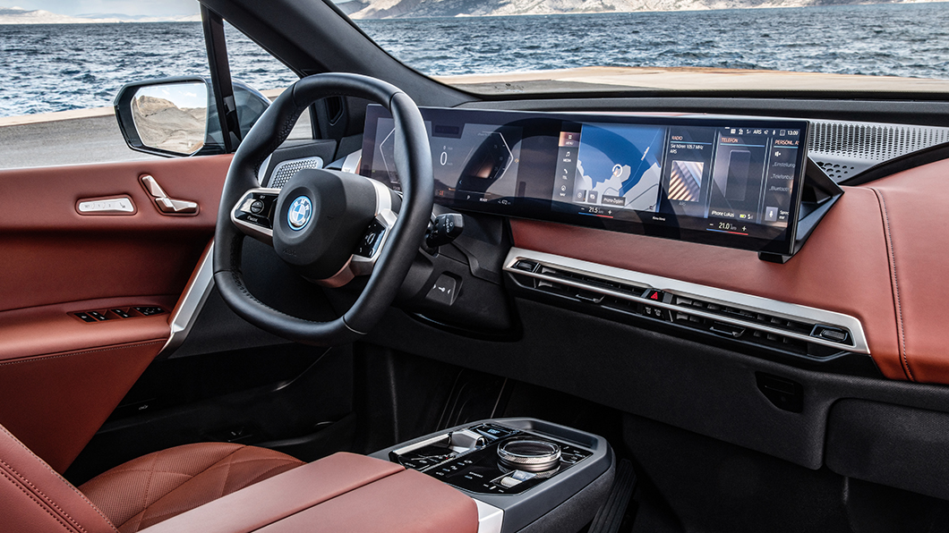 iX搭載六邊型方向盤,並且用上BMW最新的iDrive 8車載系統。(圖片來源/ BMW)