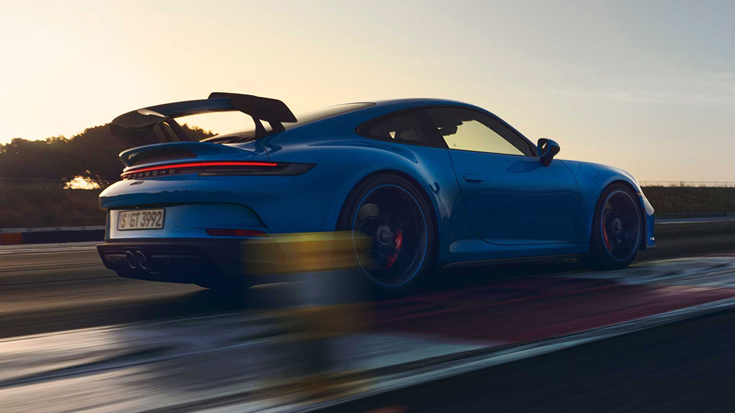 輕度偽裝、現蹤紐柏林的911 GT3 RS針對空氣動力學和底盤進一步改造,巨大的新尾翼和賽車規格的天鵝頸支架(Swan Neck mounts)展現其熱血硬派!(圖片來源/ Porsche)
