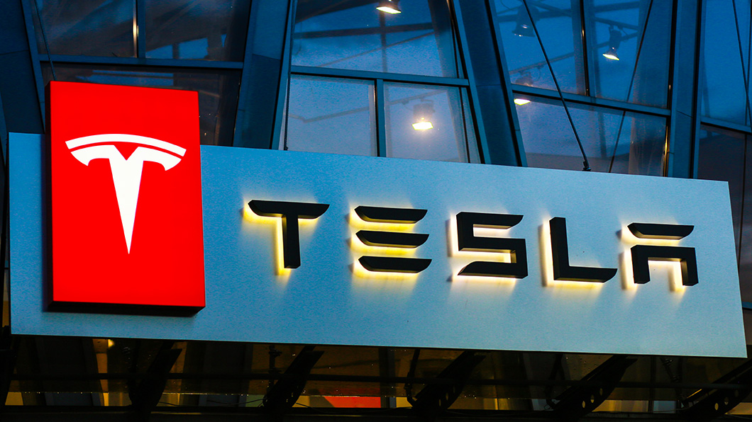 Tesla進軍餐飲業! 超充站還能吃漢堡看電影