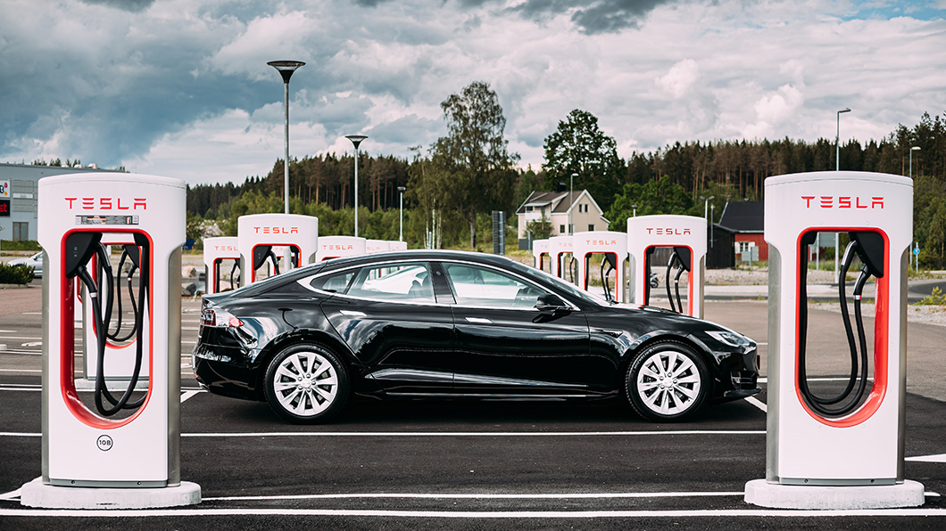 Tesla將結合超充站打造餐廳還有露天電影院。(圖片來源/ Shutterstock)