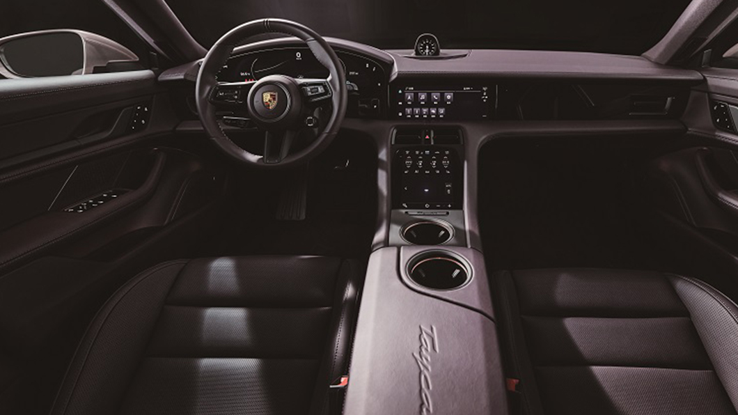 後驅版Taycan保持著Porsche純電車的內裝設計採全面數位化。（圖片來源/ Porsche）