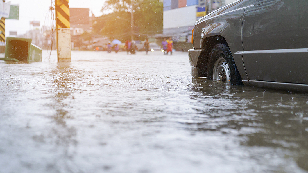 積水深度若超過輪胎中心，一般不建議繼續行駛。(圖片來源/ shutterstock達志影像)