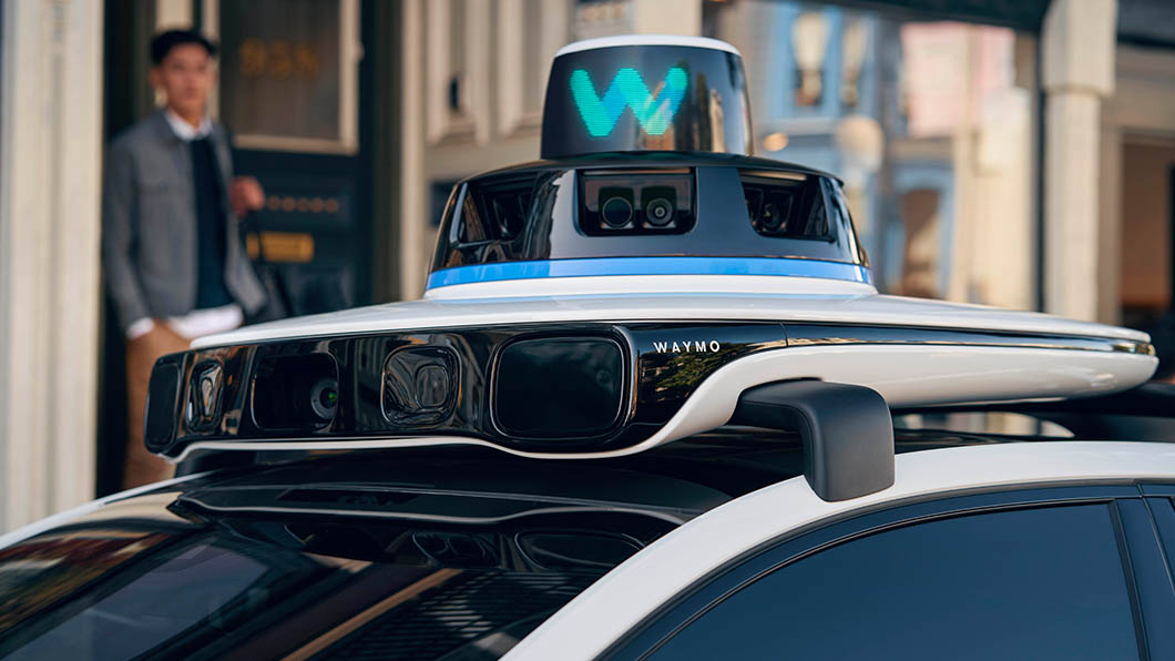 無人駕駛Waymo One服務雖然沒有駕駛員,但還是有遠端的安全操作員監控著狀況。(圖片來源/ Waymo)