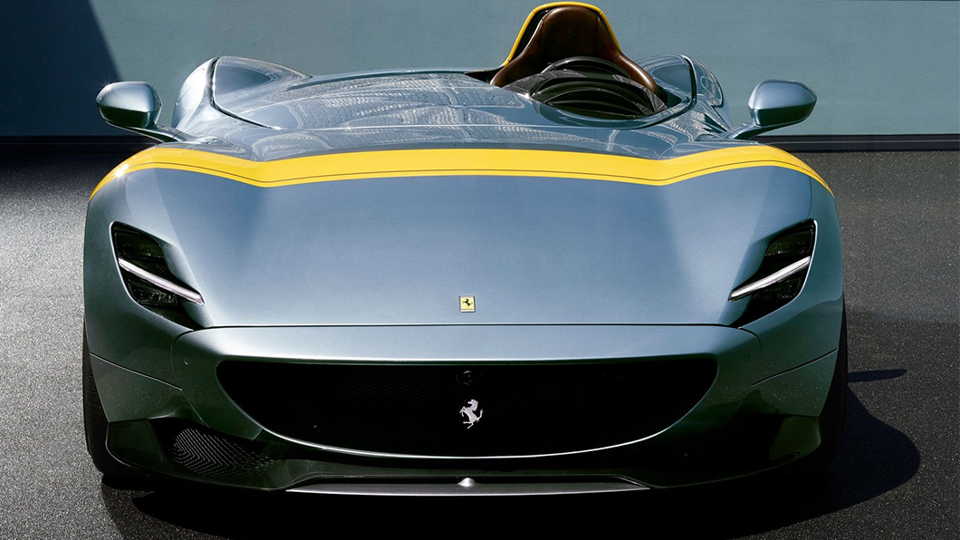 Monza SP1採用復古的上空式單體車身，但是車頭線條勾勒設計相當現代侵略感十足。（圖片來源/ Ferrari）