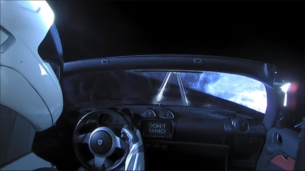 車上的假人Starman已經獨自旅行了3年又4個月的時間,並且以每秒12.84公里的速度在太空中馳騁。(圖片來源/ Live View of Starman)