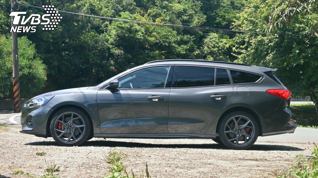 配備簡化後,Focus ST Wagon SLS車重順勢減輕50公斤,與ST掀背款僅5公斤差距。