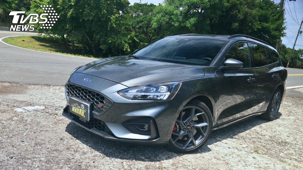 Focus ST Wagon SLS外觀依然配備ST專屬空力套件,但頭燈回歸掀背版的鐮型,並取消主動轉向系統。